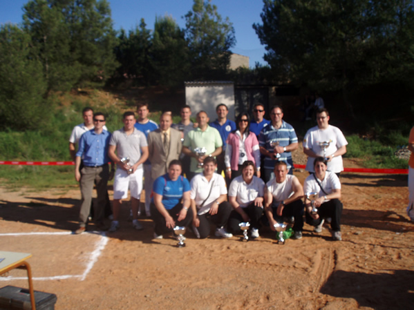 En la fotografía aparecen los deportistas que subieron al podium junto a las autoridades locales y comarcales.